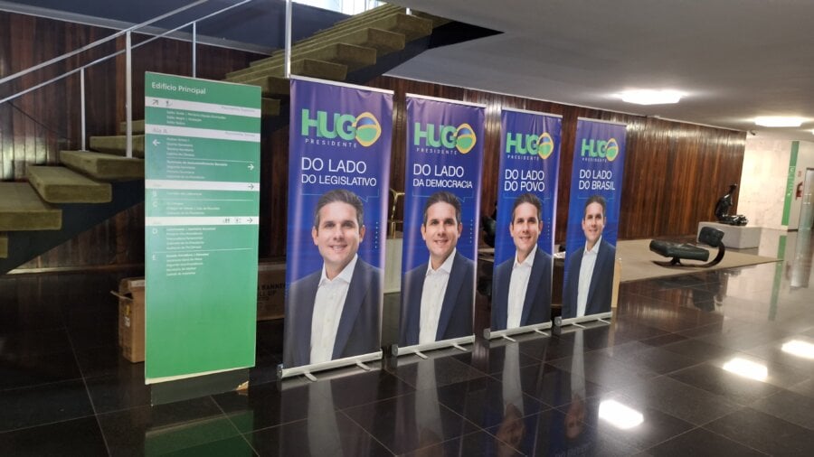 Candidatos à presidência da Câmara dos Deputados iniciaram a distribuição de cartazes e panfletos de campanha pela Casa. Foto: Lucas Neiva/Congresso em Foco