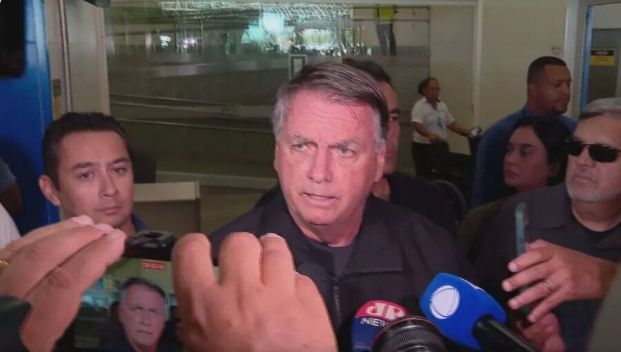 Jair Bolsonaro conversou com jornalistas no aeroporto de Brasília. Foto: reprodução Bolsonaro