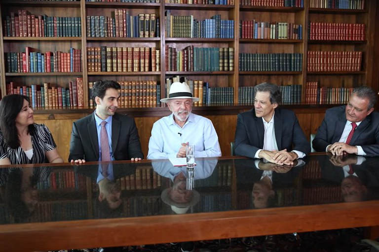 Da esquerda para a direita: Simone Tebet, Gabriel Galípolo, Lula, Fernando Haddad e Rui Costa. Foto: Youtube/Ricardo Stuckert