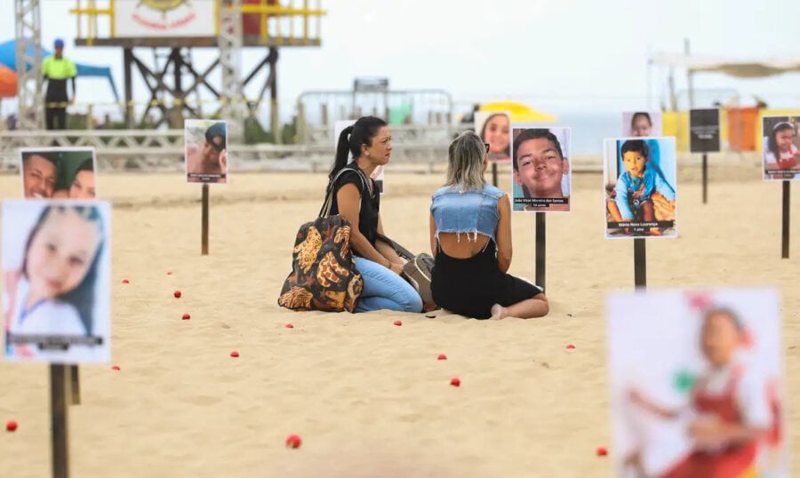 Protesto silencioso contra assassinato de crianças e adolescentes realizado em 18 de dezembro na Praia de Copacabana, organizado pela ONG Rio de Paz. Foto: Agência Brasil