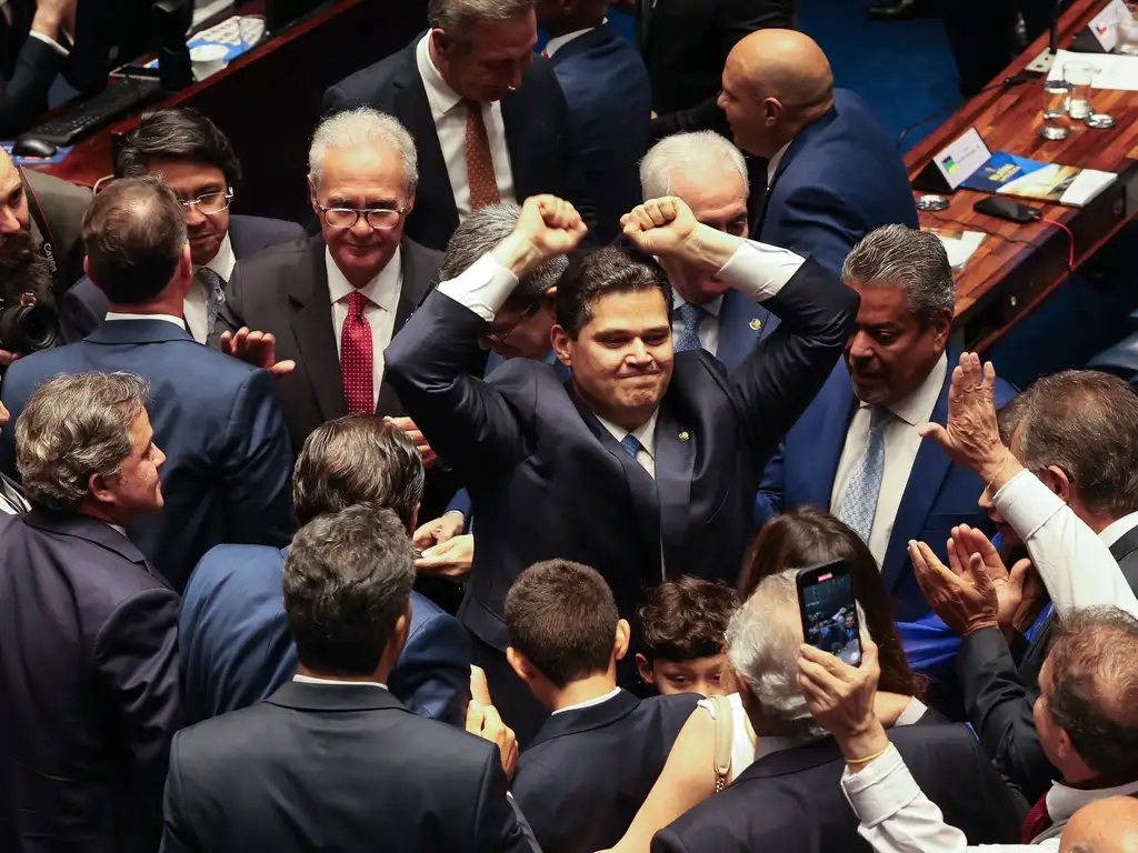 Davi Alcolumbre comemora a eleição; atrás dele, à esquerda, Renan Calheiros, que foi seu principal adversário em 2019. Foto: Antonio Cruz/Ag. Senado