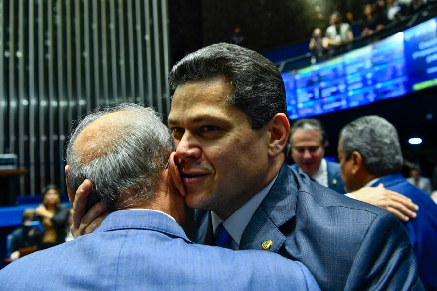 Candidato à presidência do Senado Federal, senador Davi Alcolumbre (União-AP), recebe cunprimentos.

Bancada:
senador Chico Rodrigues (PSB-RR);
senador Davi Alcolumbre (União-AP).

Foto: Geraldo Magela/Agência Senado