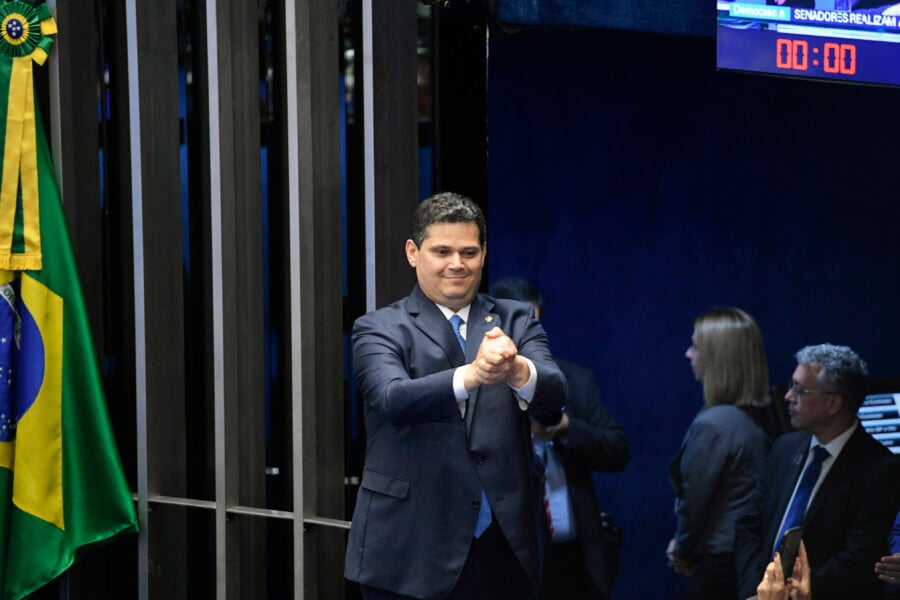 Plenário do Senado Federal durante primeira reunião preparatória destinada à eleição do presidente do Senado Federal. 

A eleição é realizada de forma presencial, por escrutínio secreto, de acordo com o Regimento Interno da Casa, que prevê a votação por meio de cédulas em papel inseridas em envelope. Será eleito o candidato que receber a maioria absoluta dos votos, ou seja, 41 votos. 

Em destaque, candidato à presidência do Senado Federal, senador Davi Alcolumbre (União-AP).

Foto: Marcos Oliveira/Agência Senado