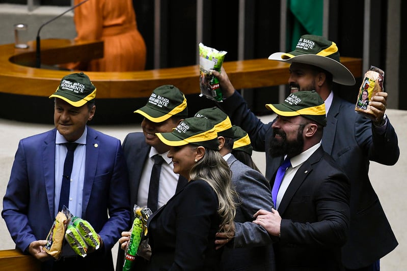 Parlamentares de oposição protestam contra preço de alimentos. Foto: Jefferson Rudy/Ag. Senado