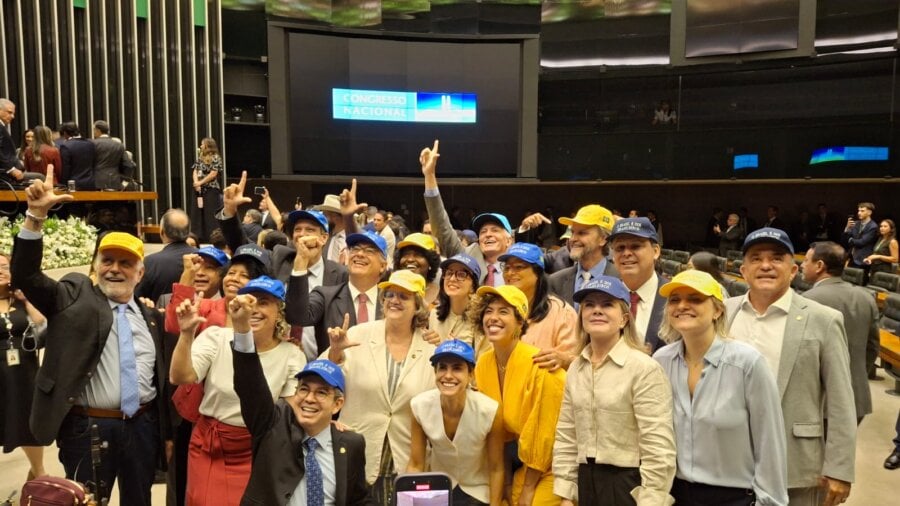 Deputados e senadores governistas usaram bonés coloridos em resposta ao boné vermelho usado por políticos brasileiros em apoio a Donald Trump. Foto: Pedro Sales/Congresso em Foco