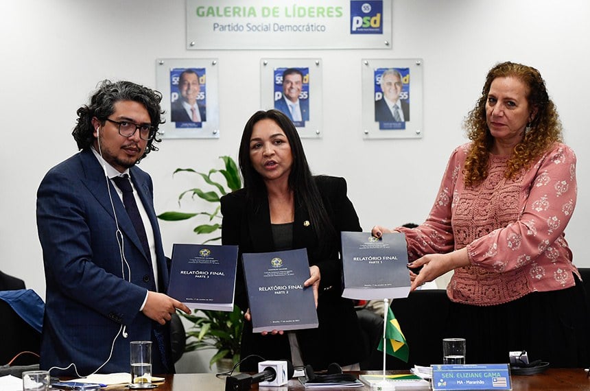 Eliziane Gama e Jandira Feghali entregam relatório da CPMI dos Atos Golpistas a Pedro Vaca. Foto: Roque de Sá/Ag. Senado