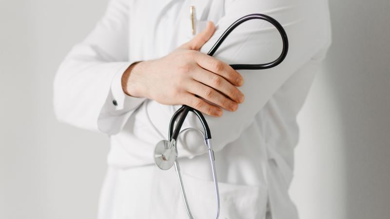 Resultados nacionais reacenderam o debate sobre qualidade dos cursos e o controle da entrada na profissão.