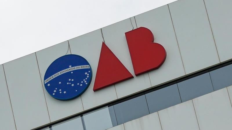 Relator sustenta que a OAB tem regime jurídico próprio e singular, podendo definir anuidade própria.