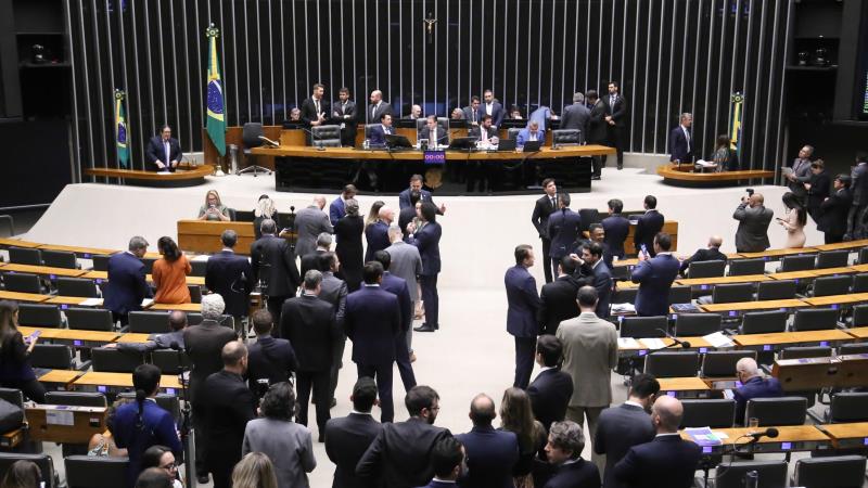 No retorno dos trabalhos, deputados aprovam supersalários no Legislativo enquanto cobram austeridade do país.