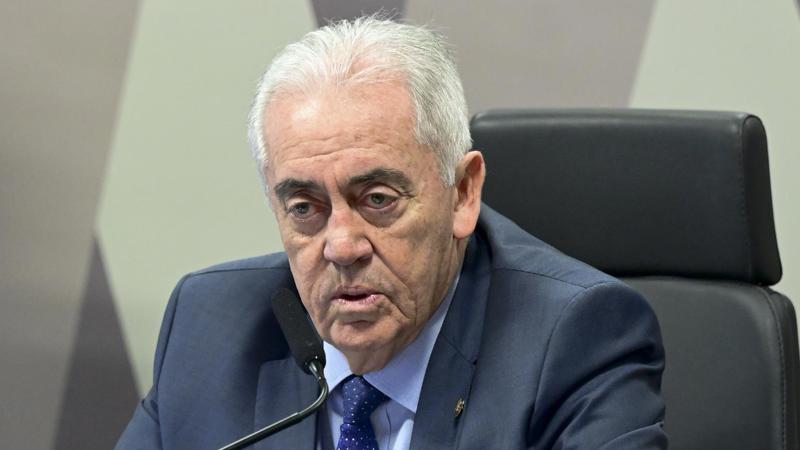 Segundo a assessoria, o senador permanece em observação na UTI Cardíaca.