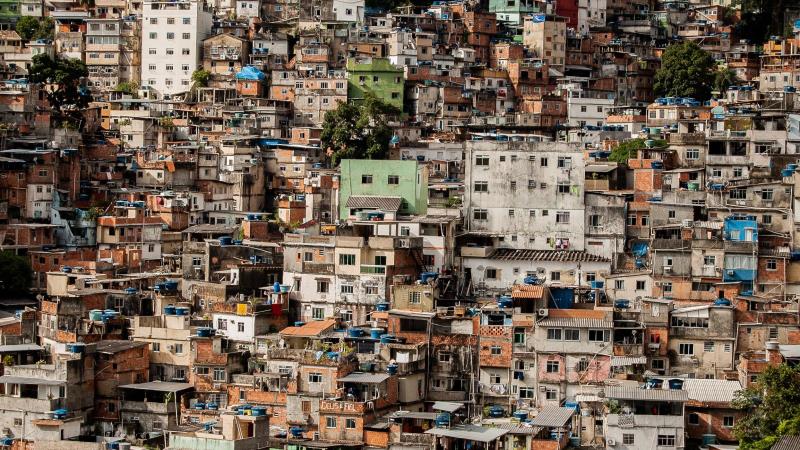 Forçar a participação mantém o sistema funcionando, mas não impede que governantes ignorem a miséria exposta nas ruas do país.