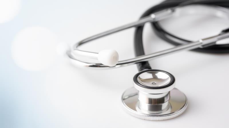 Criação da OMB e anúncio de exame nacional colocam em debate quem pode certificar médicos com efeitos no registro profissional e na informação ao paciente.