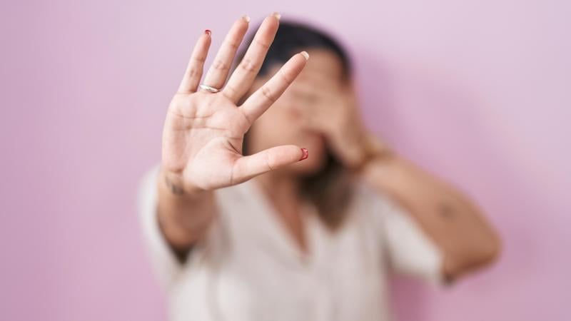 O assédio atravessa espaços públicos, privados e institucionais, e só a rede de apoio e a mobilização coletiva quebram o isolamento que sustenta a impunidade.