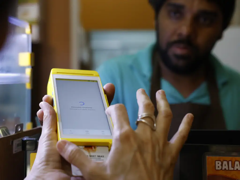 Novas regras do vale-alimentação e vale-refeição começam a valer nesta segunda-feira, com alcance limitado por liminares na Justiça a empresas.