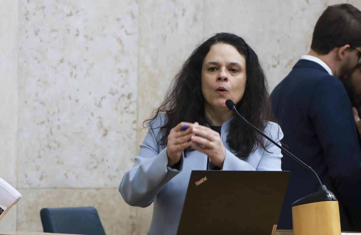 Flávio Bolsonaro não tem chance de vencer Lula, diz Janaína Paschoal