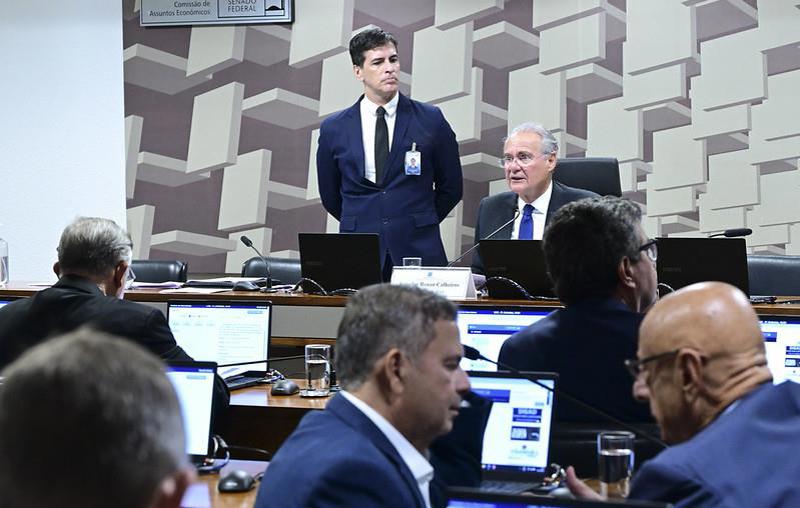 Renan Calheiros preside reunião desta terça-feira da subcomissão da CAE que acompanha o caso Banco Master.