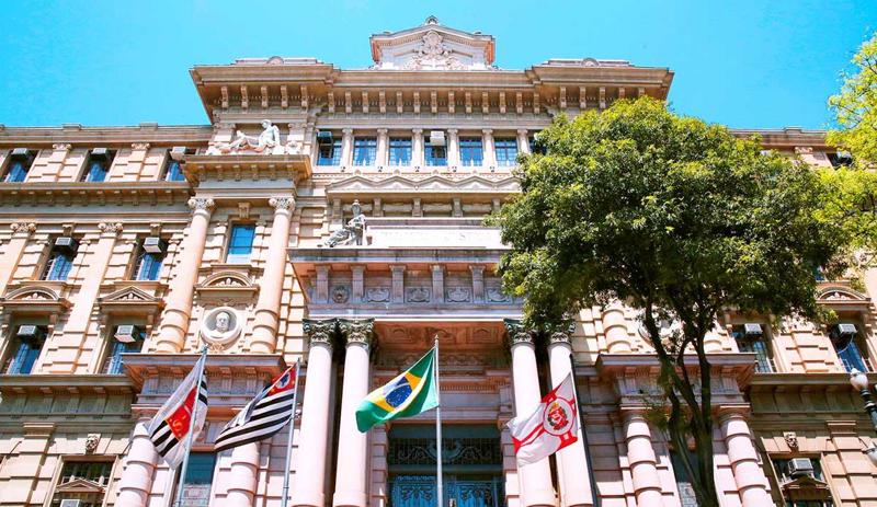 Corte paulista contesta decisão de Dino que mandou suspender pagamentos acima do teto constitucional.