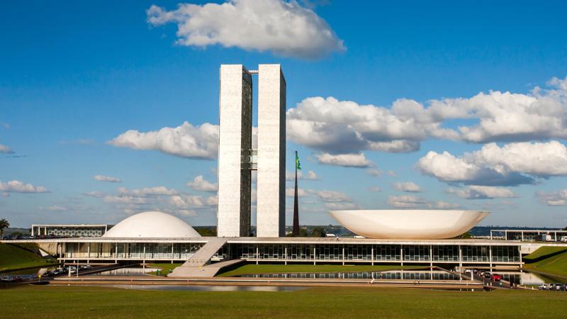 Defender equilíbrio nas contas públicas enquanto se ampliam benefícios internos compromete a legitimidade do discurso político.
