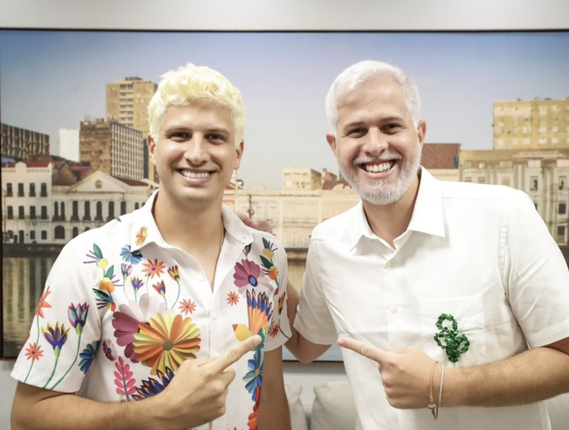 Pedro e João Campos com o cabelo platinado para o Carnaval pernambucano.