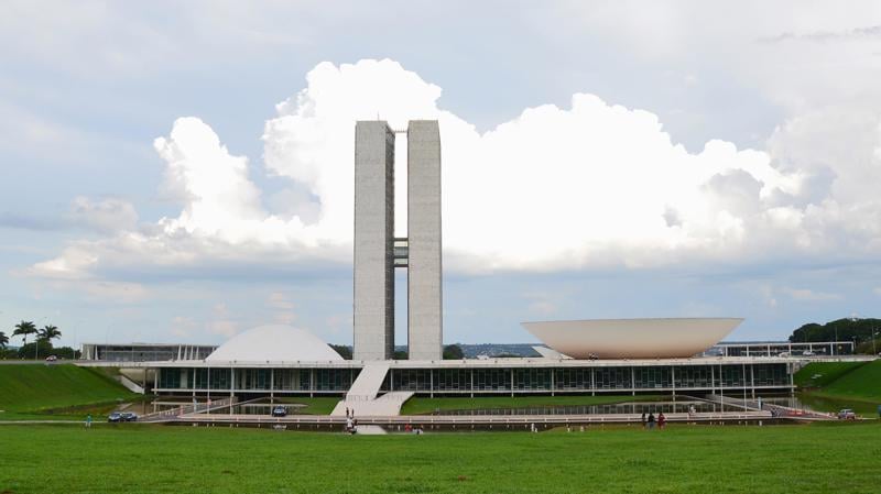 Enquanto exalta seu papel constitucional, o Congresso evita enfrentar indicações políticas, mordomias e falhas no sistema eleitoral.