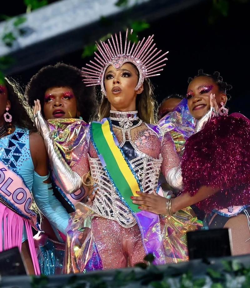 A deputada Erika Hilton durante o desfile da Paraíso do Tuiuti