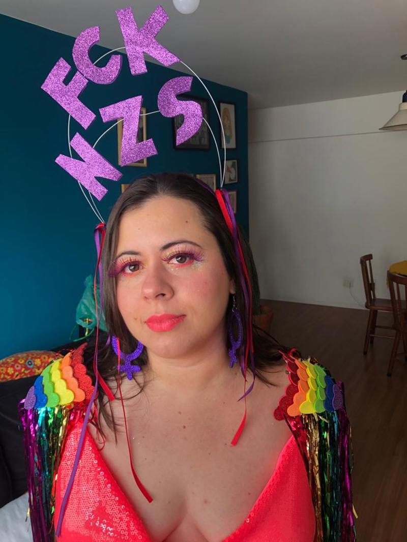 A deputada Sâmia Bomfim com fantasia política para o Carnaval.