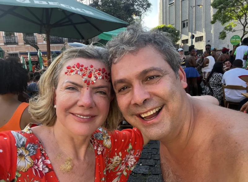 A ministra Gleisi Hoffmann e o deputado Lindbergh Farias no Carnaval do Rio.