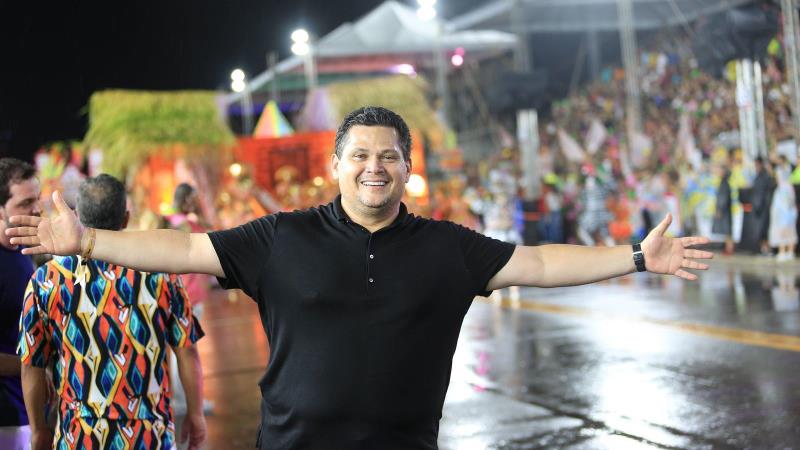 O senador Davi Alcolumbre no desfile da escola Império da Zona Norte, em Macapá.