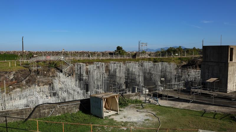 A obra bilionária não garante segurança energética, encarece tarifas e ignora alternativas mais limpas e competitivas.
