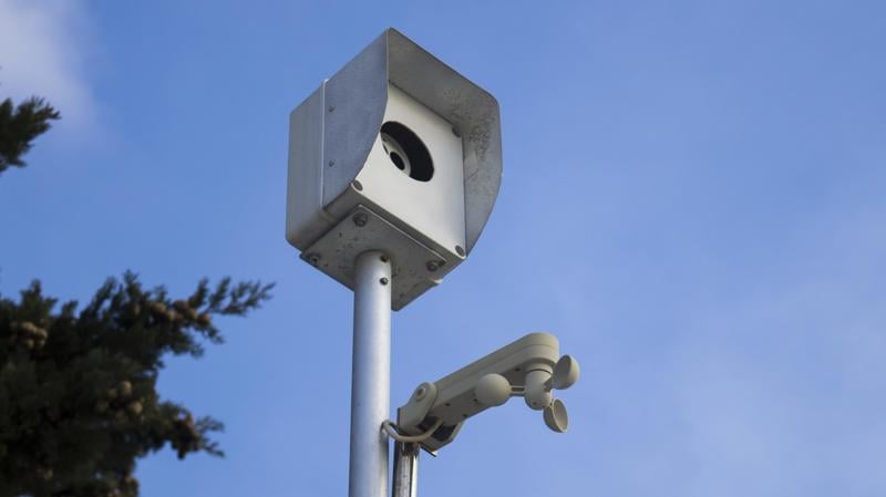 Sem regras objetivas, a tecnologia transforma inocentes em suspeitos e normaliza a vigilância em massa.