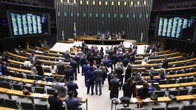 Parlamentares que votaram com Lula tentam vestir a fantasia da oposição às vésperas da eleição, mas o histórico de votações desmente o discurso.