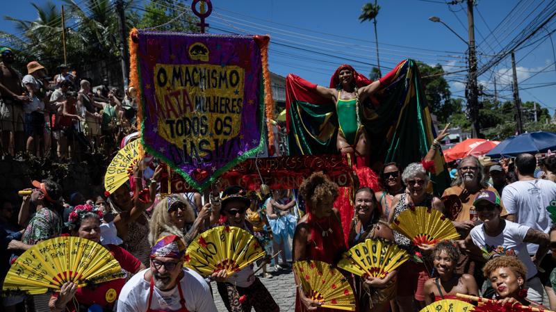 Foliões participam do desfile do bloco das Carmelitas pelas ruas de Santa Teresa, no centro do Rio de Janeiro.