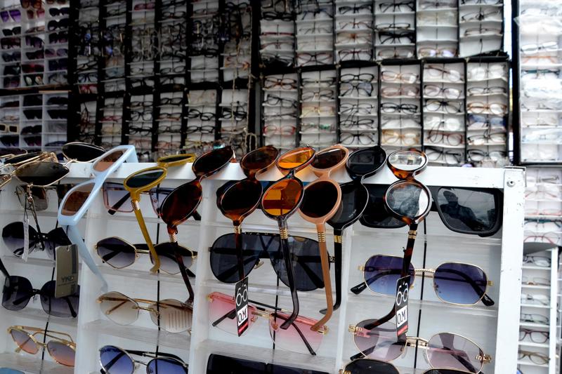 Em Salvador, ambulantes comercializam óculos de grau, de sol e armações sem procedência e sem certificação, o que pode representar riscos à saúde ocular dos consumidores.
