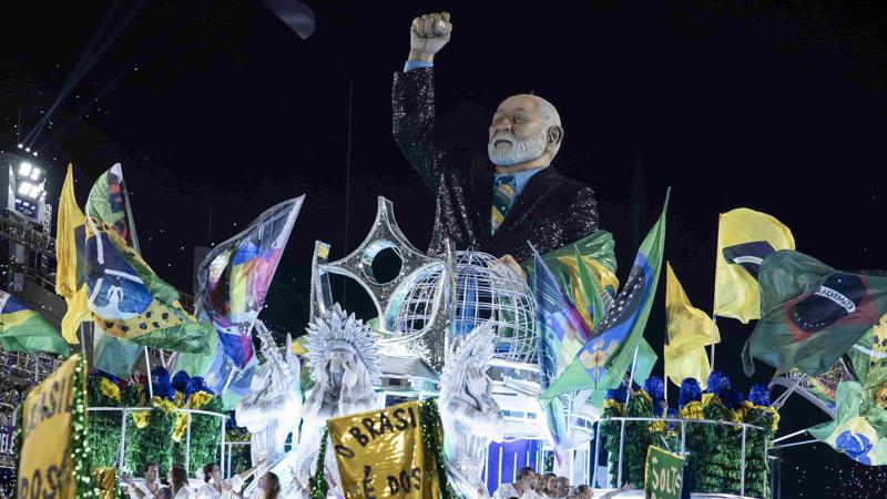 Desfile retratou trajetória da vida de Lula e ironizou prisão de Bolsonaro.