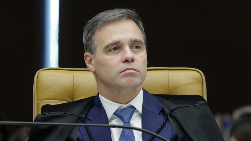 Decisão de André Mendonça autoriza distribuição da perícia entre peritos e mantém nível máximo de sigilo no inquérito do Banco Master.
