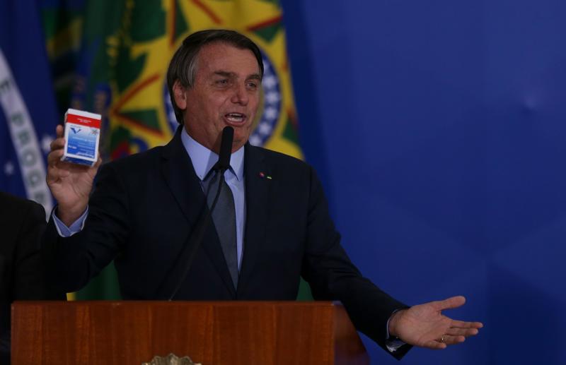 Bolsonaro segura caixa de cloroquina na posse de Eduardo Pazuello no Ministério da Saúde. Na pandemia, o então presidente recomendaou o uso do medicamento, cientificamente considerado ineficaz contra a covid-19.