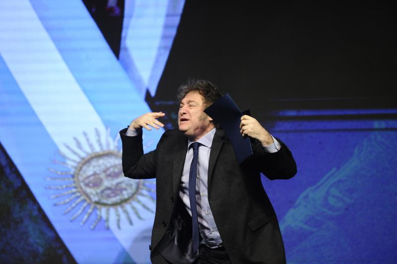 Javier Milei defende reforma para reduzir custo do trabalho; sindicatos e oposição apontam retrocesso histórico.