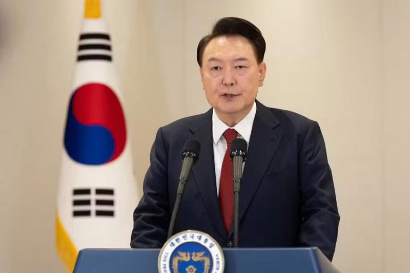 Decreto assinado por Yoon Suk -Yeol previa a suspensão de atividades políticas, restrições à imprensa e a possibilidade de intervenção militar para garantir a ordem.