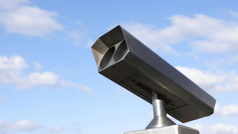 Expansão sem transparência ameaça direitos fundamentais e transforma eficiência prometida em populismo tecnológico.