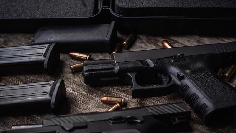 Textos questionam mudanças nas regras de fiscalização e limites para armas e munições.