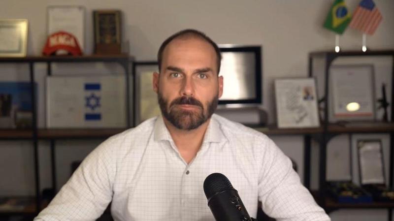 Morando há um ano nos Estados Unidos, Eduardo Bolsonaro teve o mandato cassado por excesso de faltas.