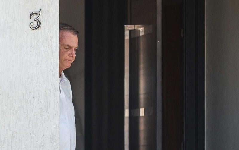 Bolsonaro cumpre pena de 27 anos e três meses e está detido na Papudinha.