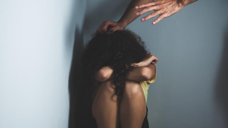 Qualquer ato sexual com menor de 14 anos configura estupro de vulnerável, independentemente de consentimento, é considerado crime no Brasil.