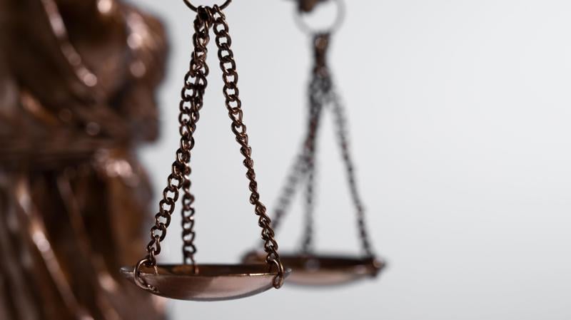 Democracia madura exige apuração imparcial de eventuais desvios e punição rigorosa para vazamentos ilícitos, sem privilégios.