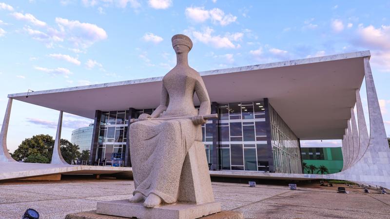 Ausência de regras claras sobre impedimentos e relações financeiras fragiliza a confiança social na imparcialidade da Mais Alta Corte.