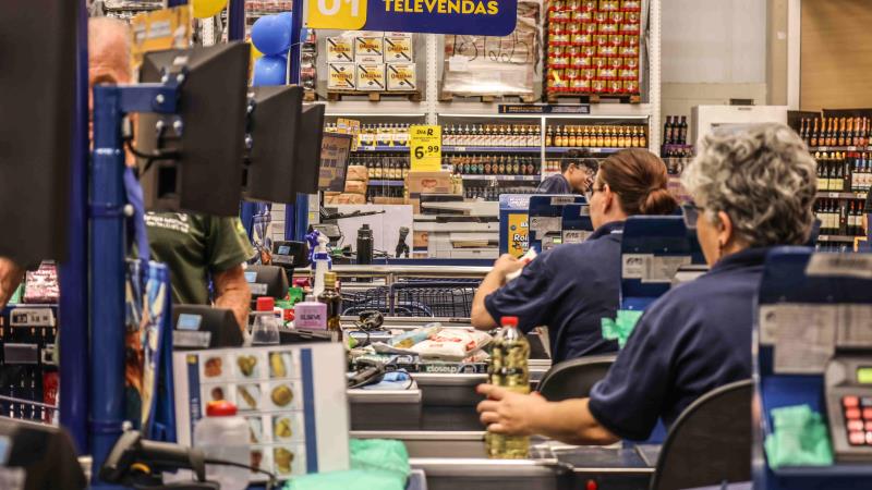 O Boletim Focus também revisou levemente a previsão de crescimento do PIB em 2026, de 1,8% para 1,82%.