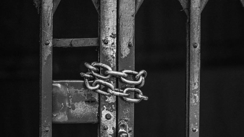 Quando o Estado devolve à sociedade quem destruiu vidas de forma brutal, ele envia um recado cruel às vítimas: a dor delas tem prazo de validade.