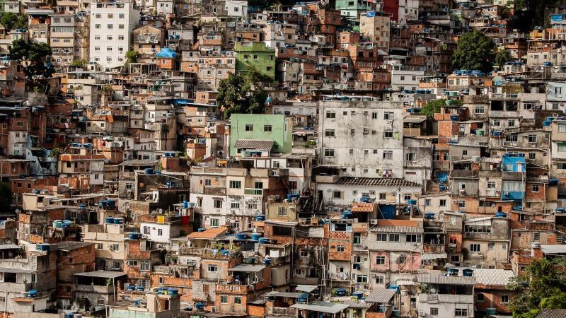 Expansão acelerada exige planejamento físico, estabilidade jurídica e serviços públicos para evitar cinturões de miséria e violência.