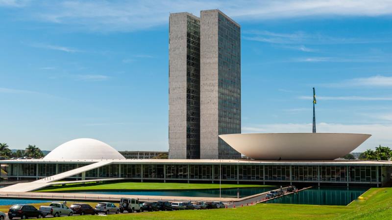 Redução da jornada ganha força política e enfrenta resistência patronal, mas avança como pauta central de 2026.