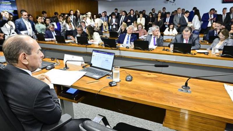 O texto foi aprovado por 12 votos a 8.